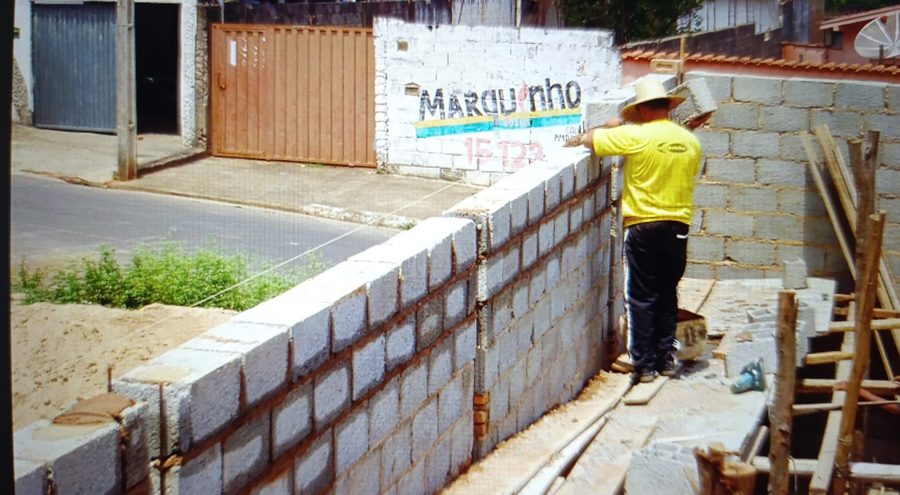 As paredes sendo erguidas