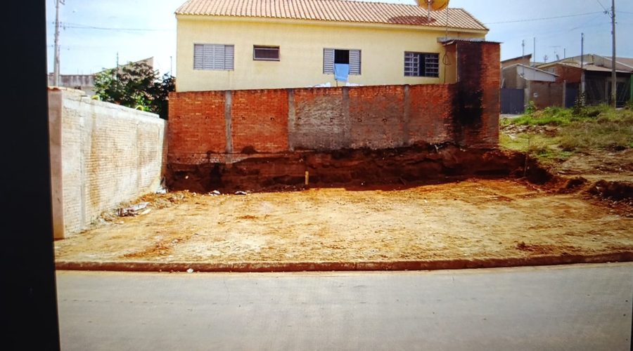 O lote pronto para a obra